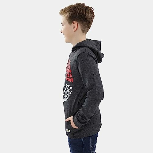 Jongen in donkere hoodie van opzij.