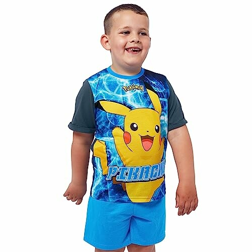 Jongen met Pikachu T-shirt en blauwe broek