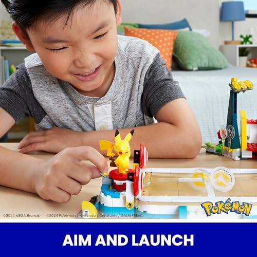 Jongen speelt met Pokémon-speelgoed