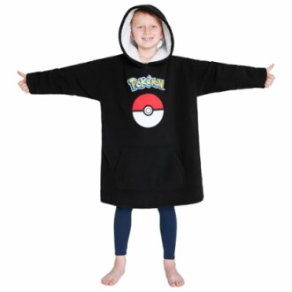 Kind draagt een zwarte Pokémon hoodie deken.