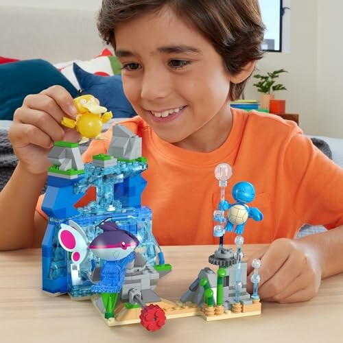 Kind speelt met Pokémon-speelgoedset.