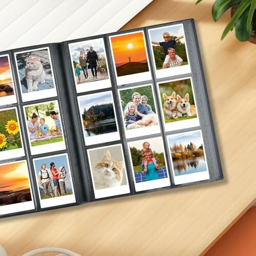 Fotoalbum met familie- en natuurfoto's op een tafel.