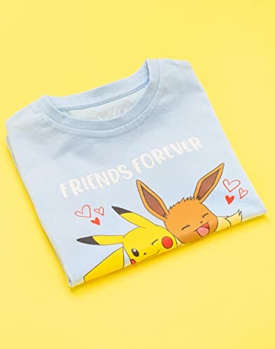 Blauw T-shirt met Pikachu en Eevee, met de tekst 'Friends Forever'.