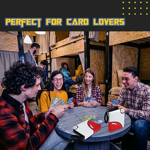 Groep vrienden speelt kaarten in een hostel