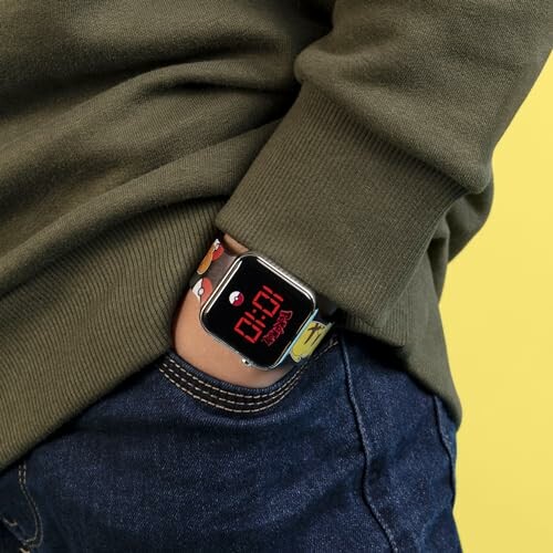 Persoon met smartwatch in broekzak