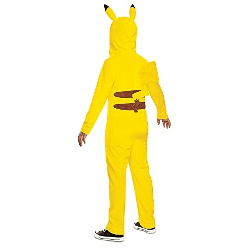 Achteraanzicht van een gele Pikachu-kostuum met capuchon.