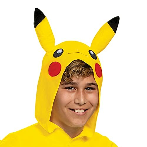 Kind in Pikachu-kostuum met capuchon en oren.