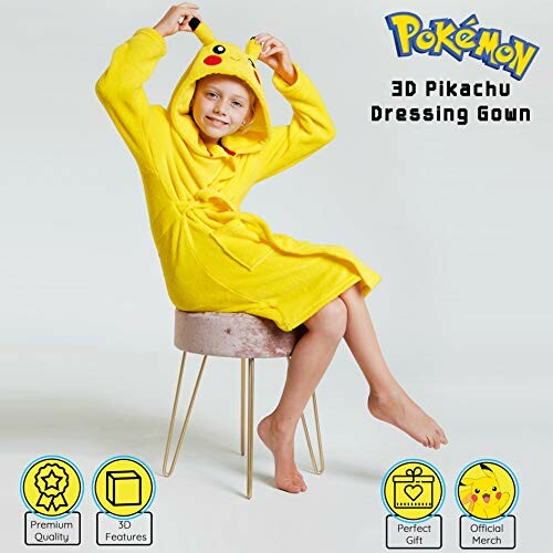 Kind in Pikachu badjas
