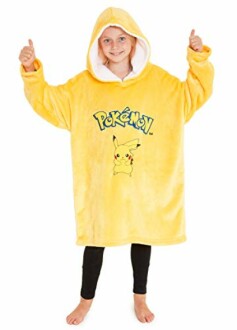 Kind draagt een gele Pokémon deken met capuchon
