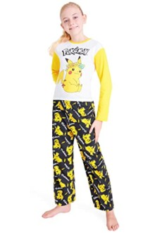 Kind in Pikachu-pyjama's met lange mouwen