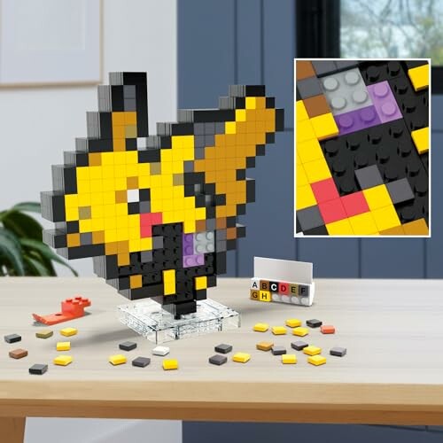 Een Pikachu-figuur gemaakt van LEGO-stenen op een tafel.