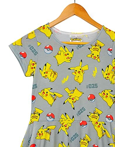 Grijze jurk met Pikachu-patroon en Pokéballen.