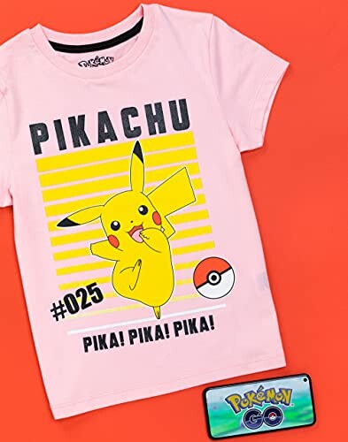 Roze T-shirt met Pikachu en smartphone met Pokémon GO