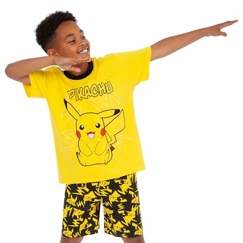 Kind in gele Pikachu pyjama
