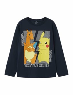 Donkerblauw shirt met Pokémon Charizard en Pikachu in gevechtsmodus.