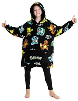 Persoon in Pokémon deken hoodie met duimen omhoog.