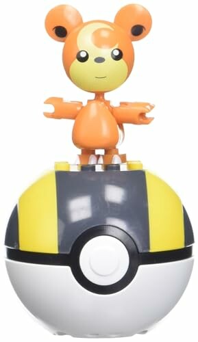 Oranje beerfiguur op een Pokéball-speeltje