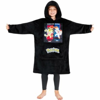 Kind in Pokémon-deken met capuchon en cartoonafbeelding