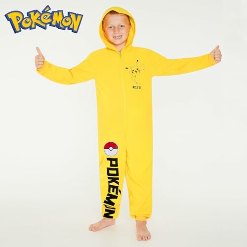 Kind in gele Pokémon onesie met Pikachu opdruk