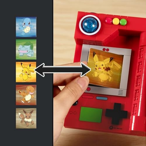 Hand houdt een speelgoed Pokedex met Pikachu op het scherm vast.