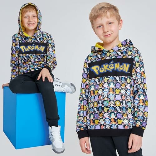 Twee kinderen dragen Pokemon-hoodies.