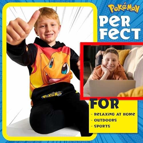 Kind in Pokémon-trui met Charmander-ontwerp, zittend en glimlachend