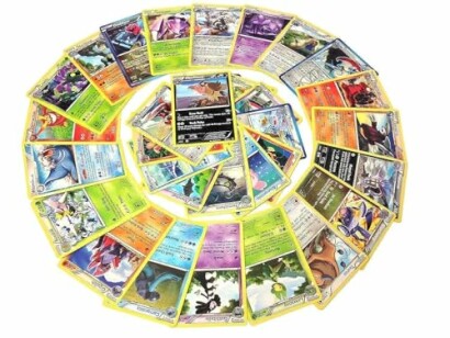 Een spiraal van Pokémon ruilkaarten in verschillende kleuren.