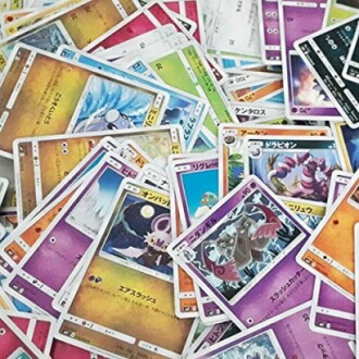Verzameling Pokémon ruilkaarten op een oppervlak verspreid.