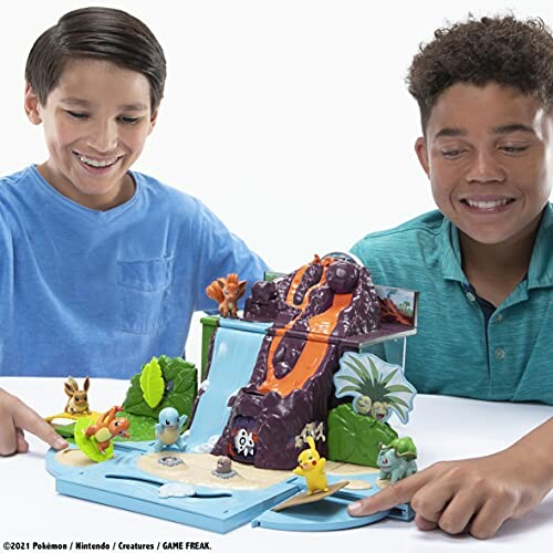 Twee kinderen spelen met Pokémon-waterval speelset