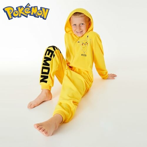 Kind in gele Pokémon-onesie met Pikachu