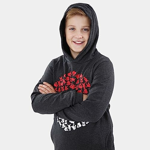 Jongen met een donkere hoodie en gekruiste armen