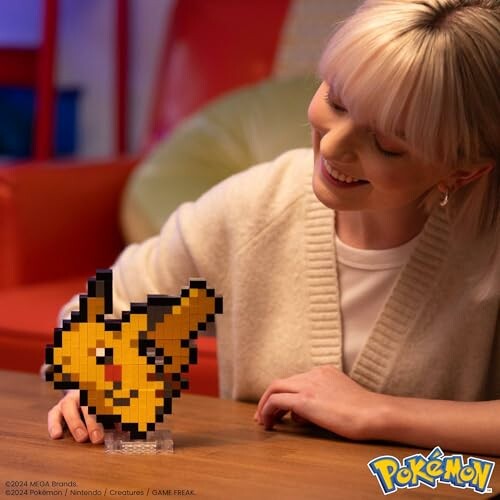 Vrouw houdt Pikachu pixelkunst vast