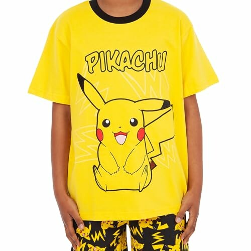 Kind draagt geel Pikachu T-shirt en korte broek