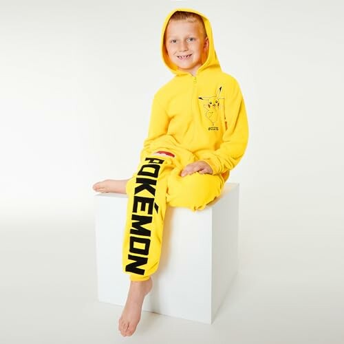 Kind in gele Pokémon-onesie met Pikachu-ontwerp